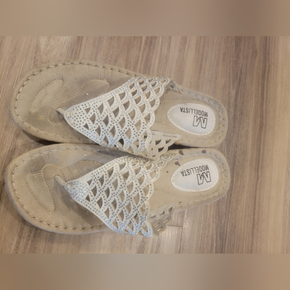 White Scalloped Laser-Cut Thong Sandals for Women - Picture 5 of 7